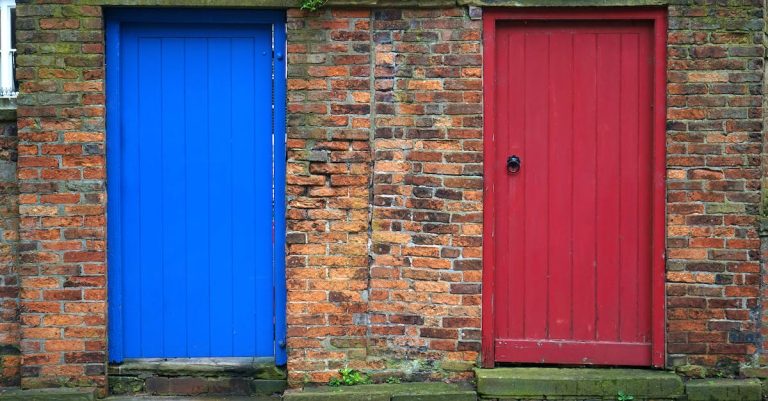 Portes En Bois Bleues Et Rouges Fermées Mike B